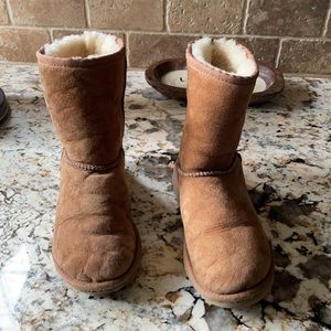 Women short chestnut uggs